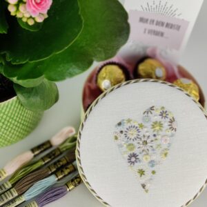 Broderet blomsterhjerte - Stitch along/kursus