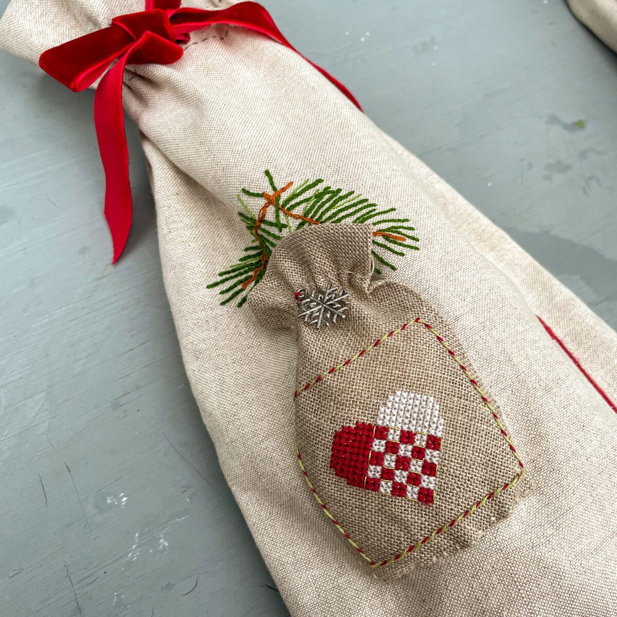 Tille's adventsposer pose med flettet julehjerte