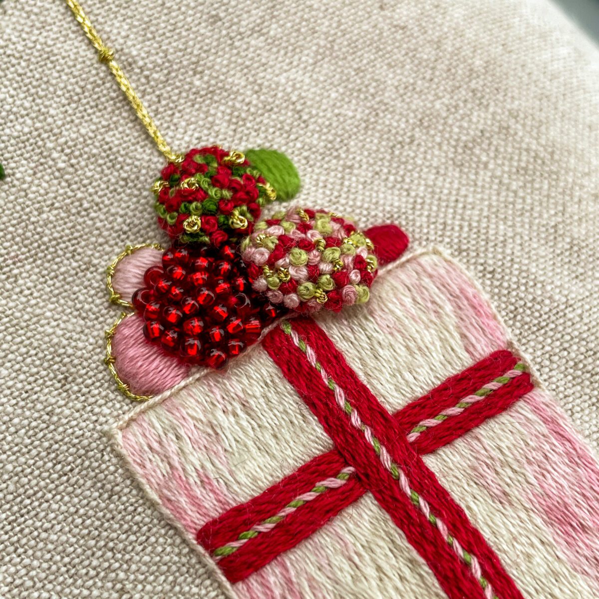 Tille's adventsposer pose med julegave