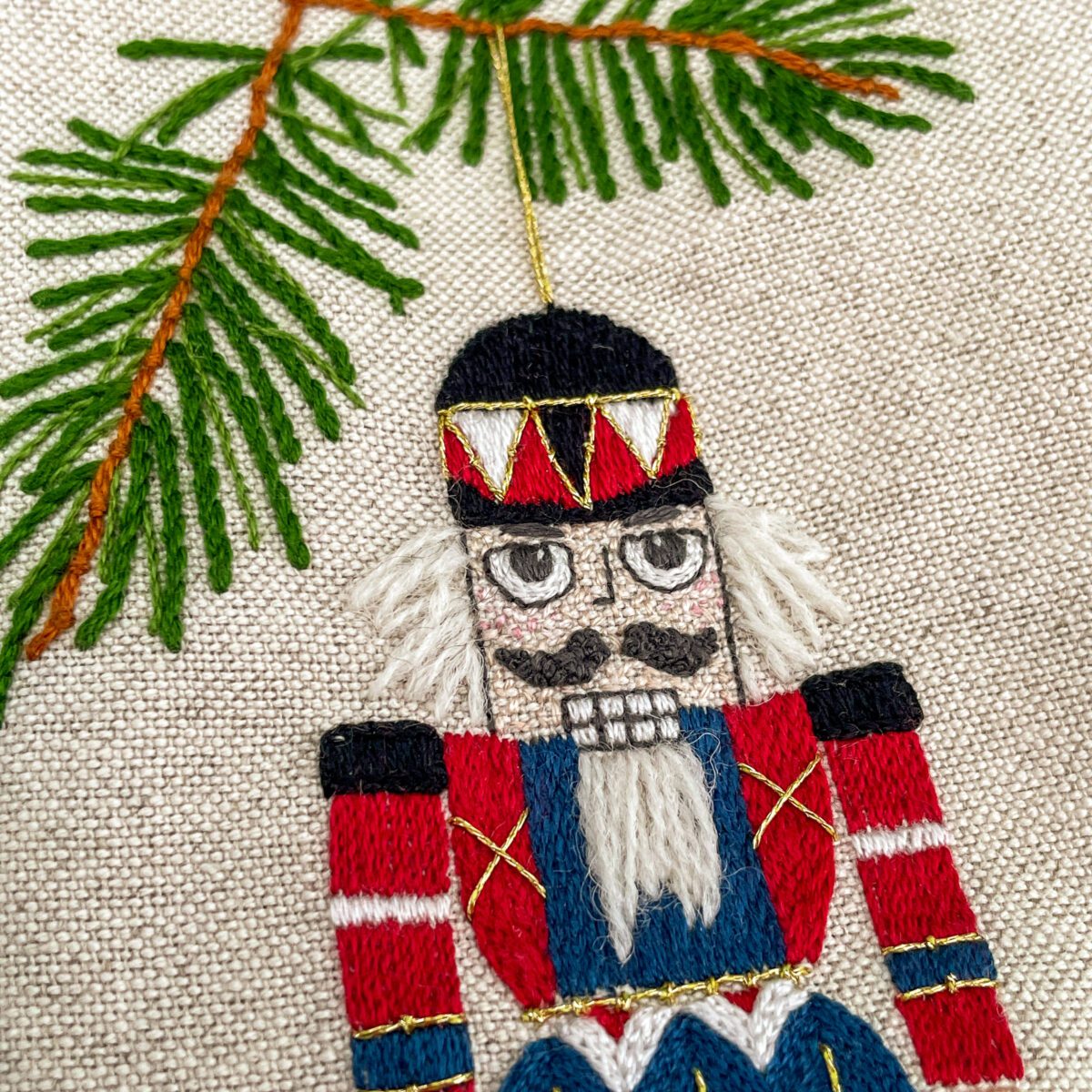 Tille's adventsposer pose med nøddeknækker