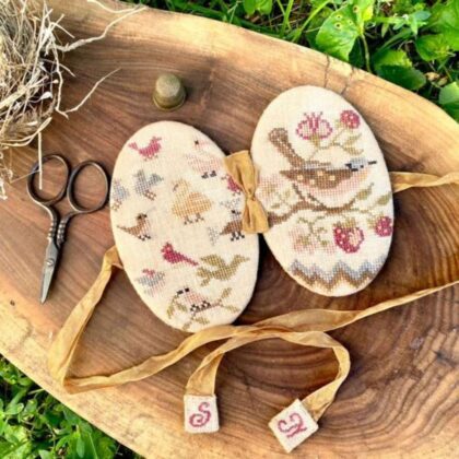 Stacy Nash Birds of Feather needlebook broderet i korssting på beige hørlærred